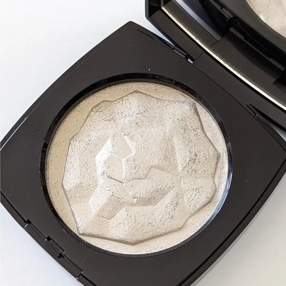 RARE Chanel Le Signe Du Lion Illuminating Powder Or Blanc (full size) - Picture 3 of 9